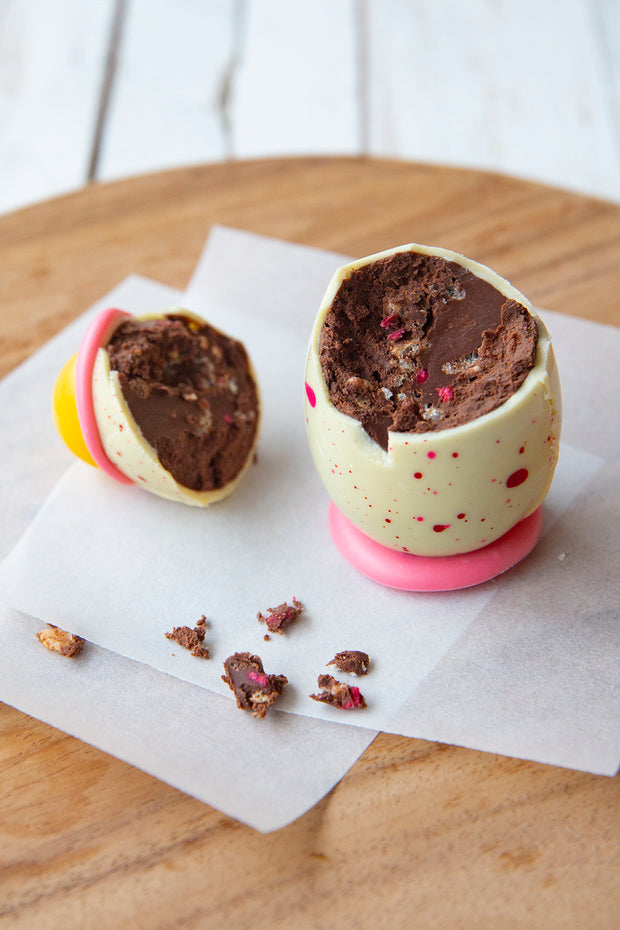 Chocolate soft-boiled egg filled with praline (120g)