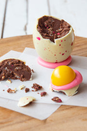 Chocolate soft-boiled egg filled with praline (120g)